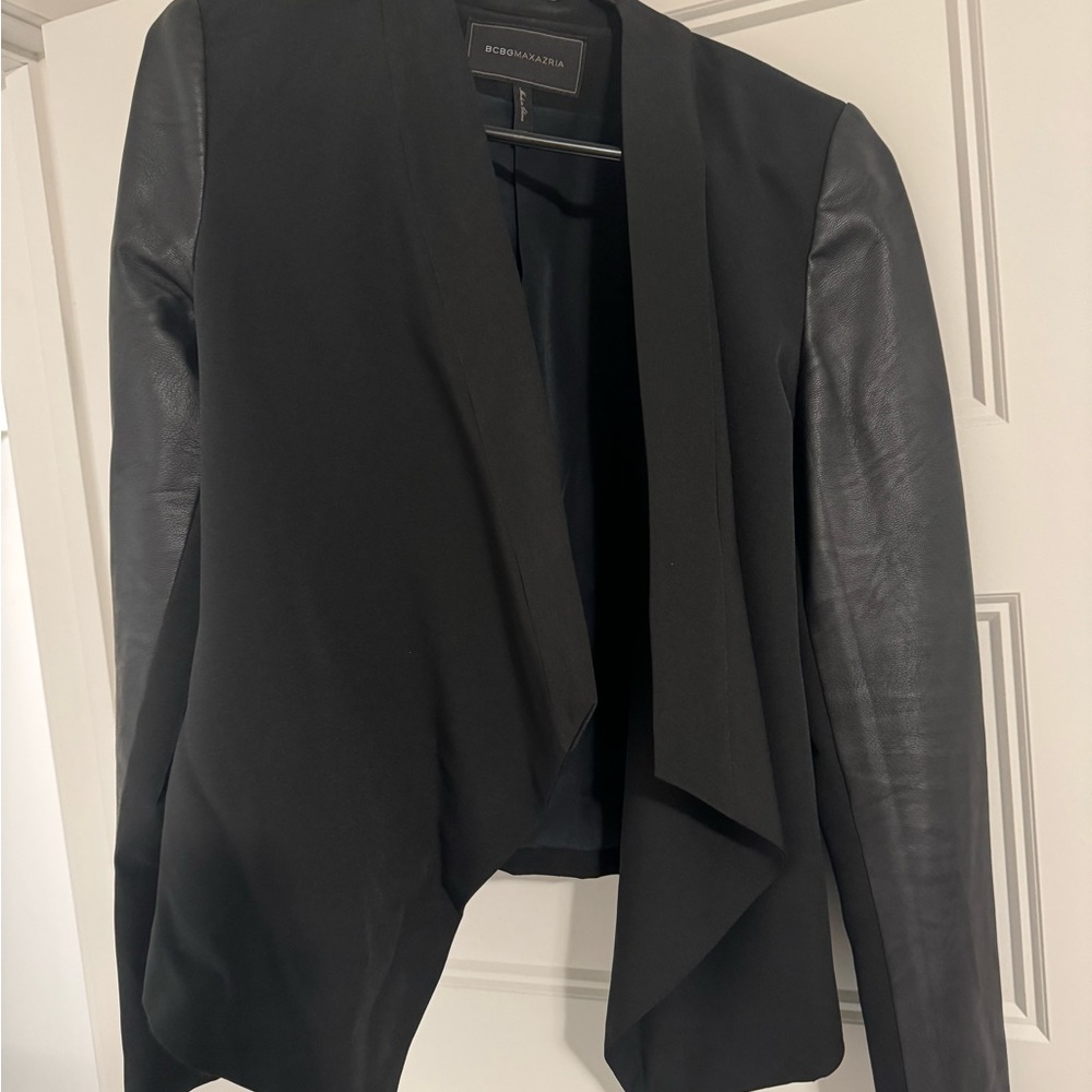 BCBG BLAZOR LEATHER SLEEVES